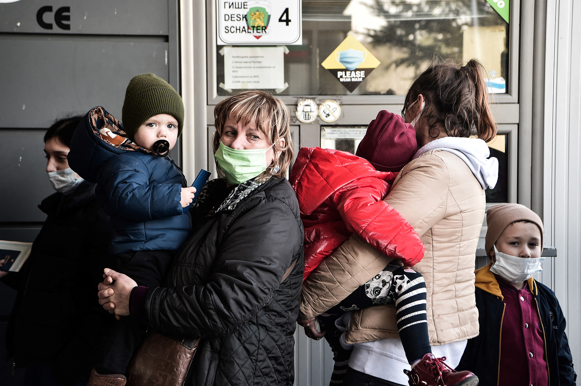 Защита на год и бесплатные школы. Как украинским беженцам помогают в Греции